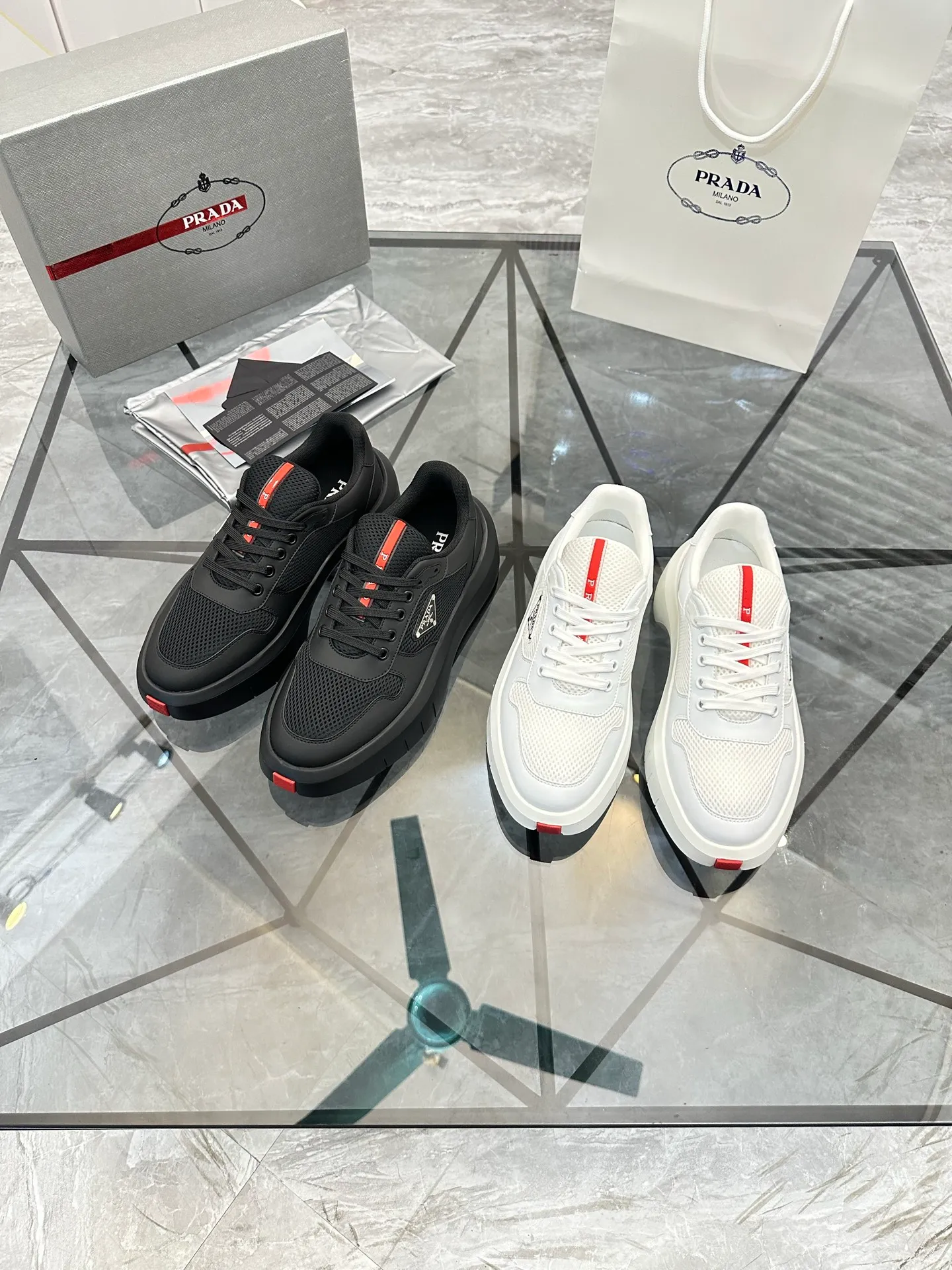 Men's shoes: 💰P620¥ High-end top quality Product trademark: Prada *"Prada*" low-top casual shoes Regular size: 38-45 (can be customized to 46) Product materials: imported first-layer cowhide leather on the upper spliced ​​with original fabric, breathable lining, cowhide foot pads, original ultra-light foam outsole. No.: 001